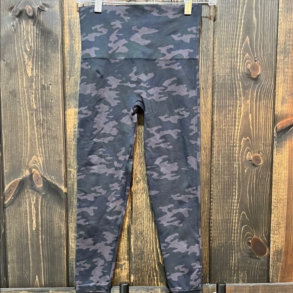 SPANX Camo Crop Leggings M‎ Black Grey Activewear Performance Shapewear Stretch